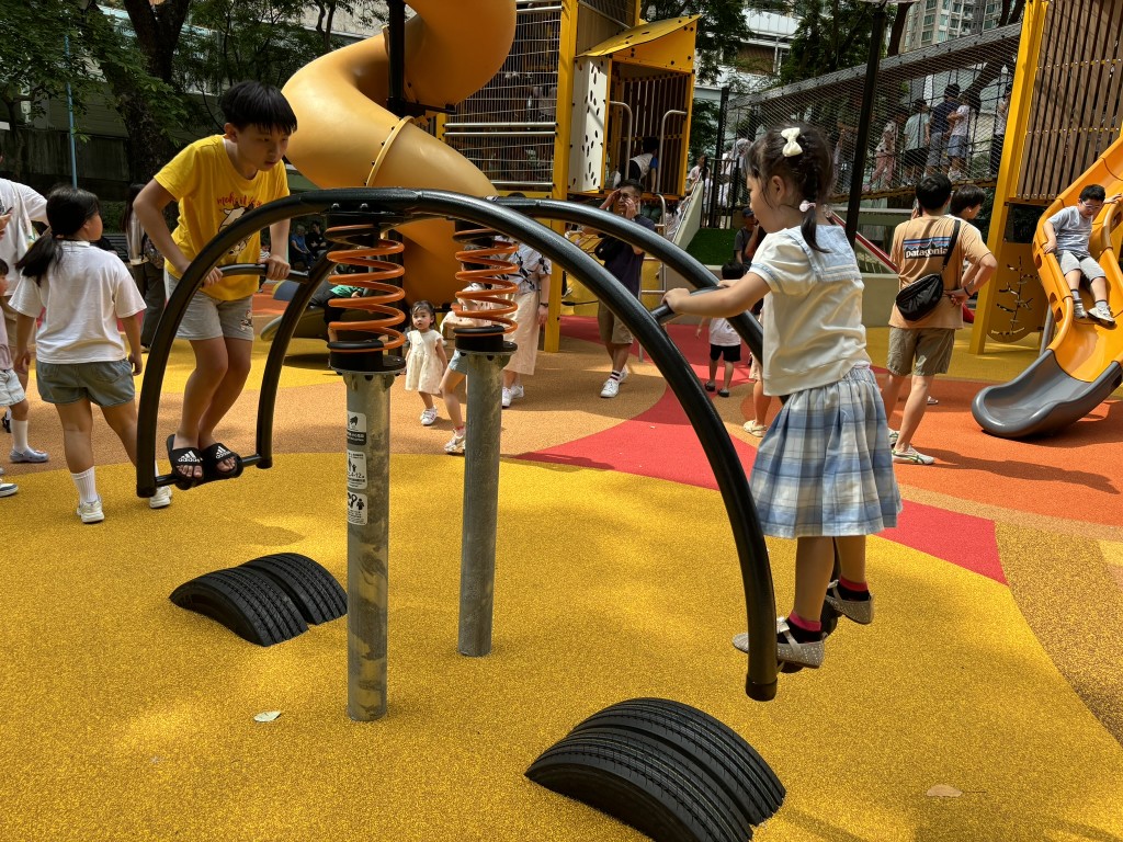 車公廟路遊樂場的歡樂搖擺有點像新式蹺蹺板，以站立形式和對面的小朋友一起升高降落，十分好 玩。（圖片授權：讀者Colvin Lee）