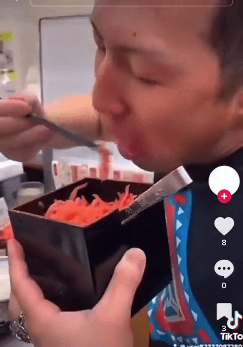 男子多次用自己筷子夹红生姜食用。网片截图
