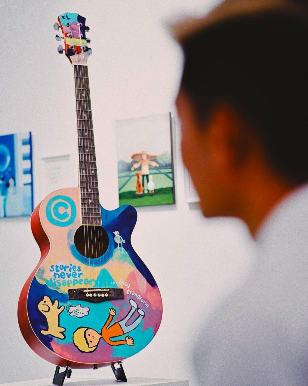 「唱故事的人」展览重头戏—林一峰的一支木吉他（图片来源：Instagram@majorpop.art）