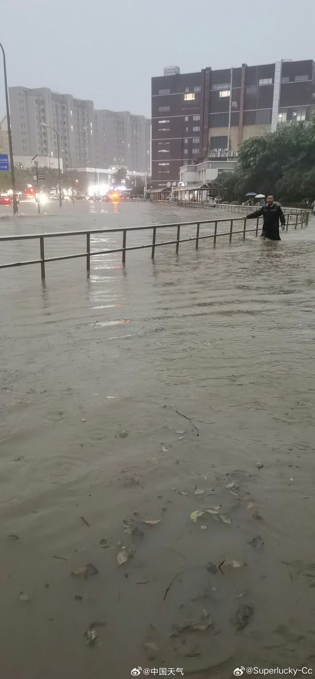 上海多处道路水浸成河。 微博