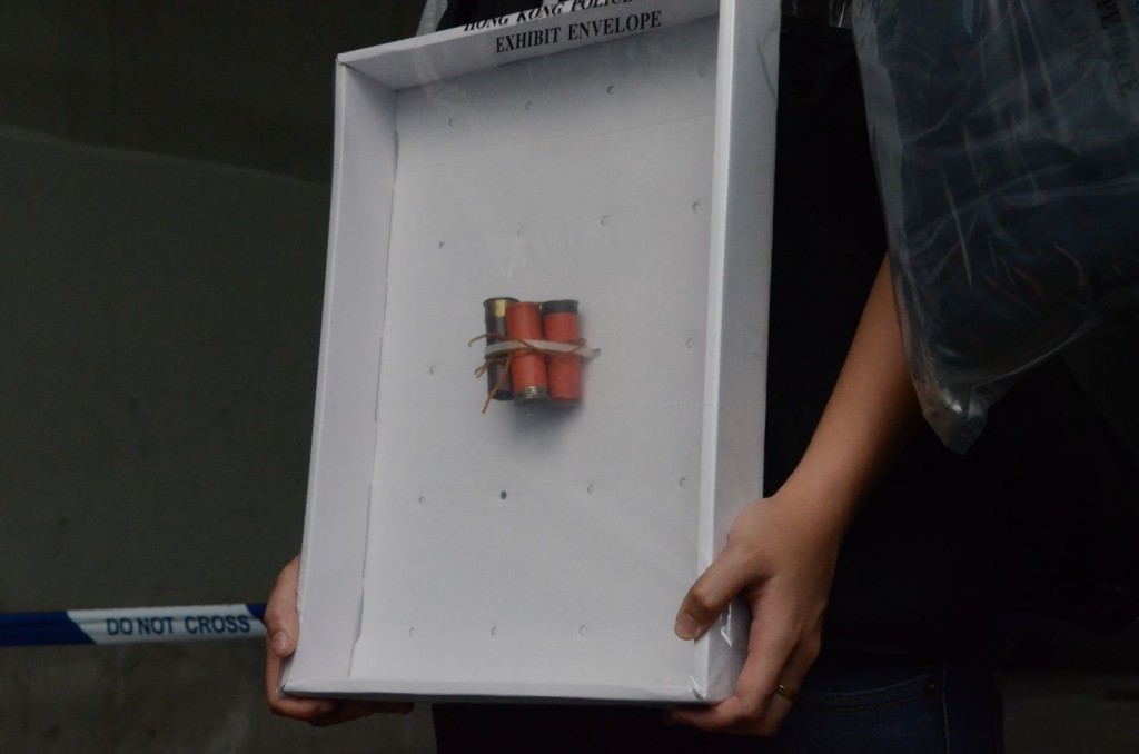 警方檢獲已上膛霰彈槍及7粒子彈。