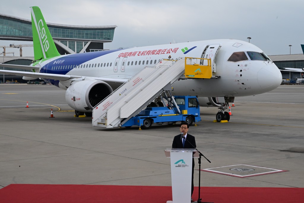 李家超在欢迎仪式致词中表示，C919及ARJ21首次出境即选择访港，充分体现出国家重视对于香港航空业以及香港运输业的高度重视。陈极彰摄