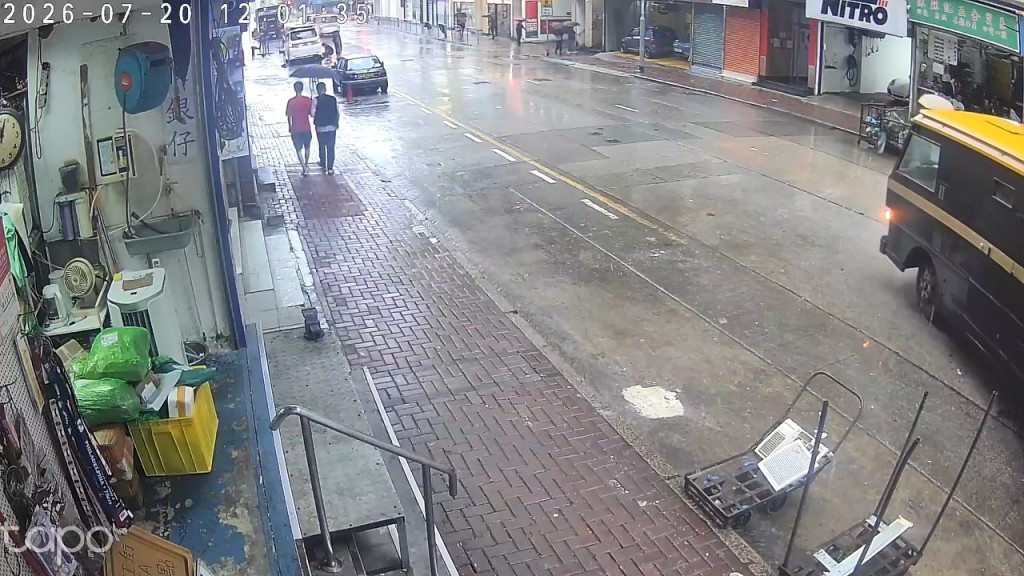 一輛解款車從畫面右方駛出。fb「車cam L(香港群組)」片段截圖 一輛解款車從畫面右方駛出。fb「車cam L(香港群組)」片段截圖