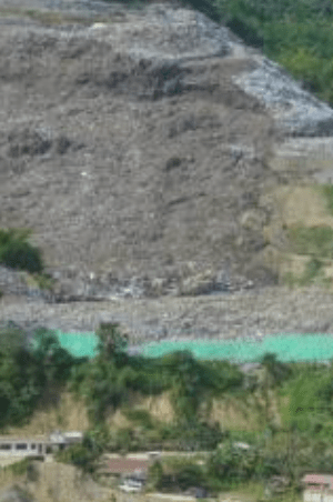 據目擊者描述,原本堆積如山、高達數層樓的廢棄物突然如山體滑坡般向下傾瀉,威力巨大。法新社 據目擊者描述,原本堆積如山、高達數層樓的廢棄物突然如山體滑坡般向下傾瀉,威力巨大。法新社