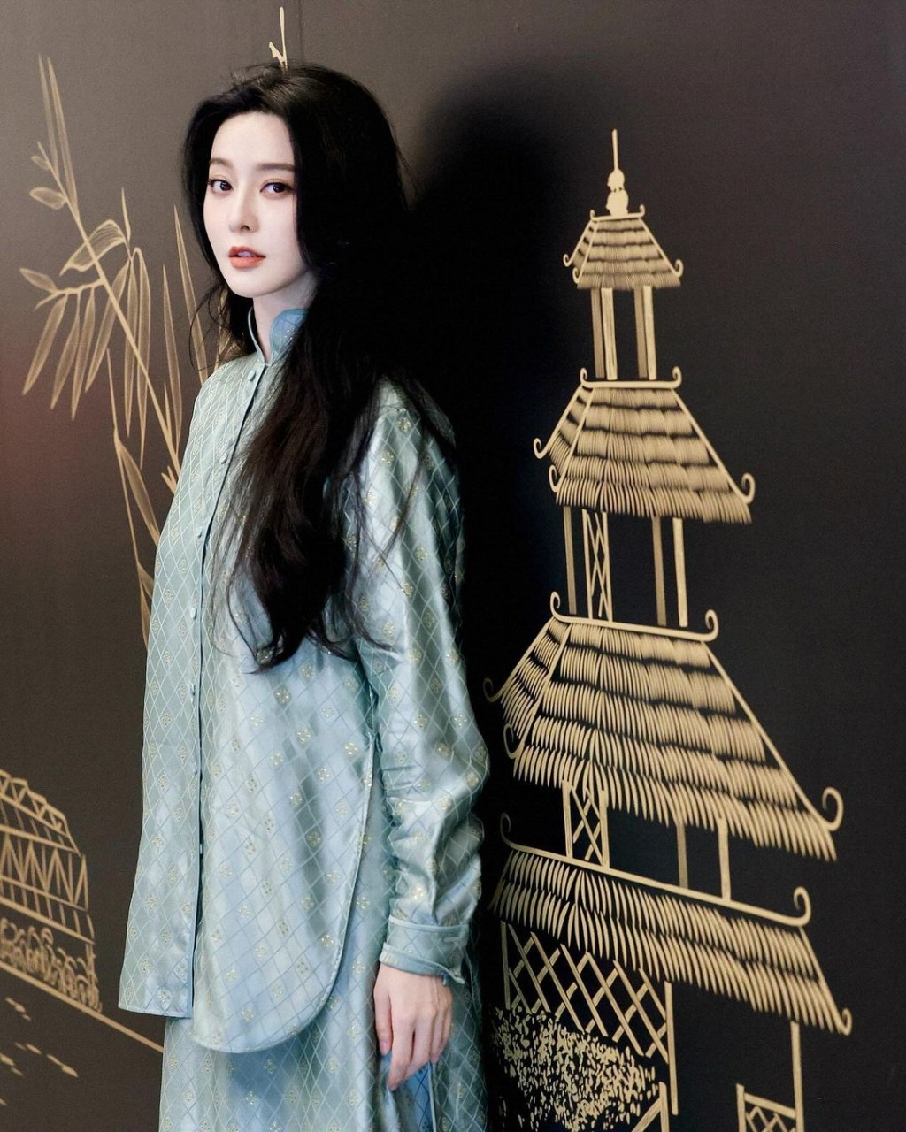 至於第三套由中國設計師品牌M ESSENTIAL最新系列的滄浪緹花新中式套裝終於獲得網民大讚。