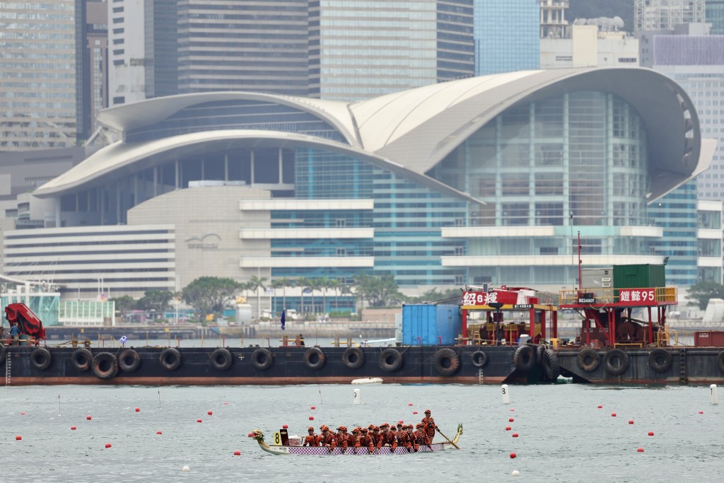 香港国际龙舟邀请赛今日（16日）进入第二日的赛事。刘骏轩摄