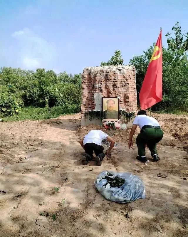 當地村民持毛澤東相前往雕像原址拜祭。