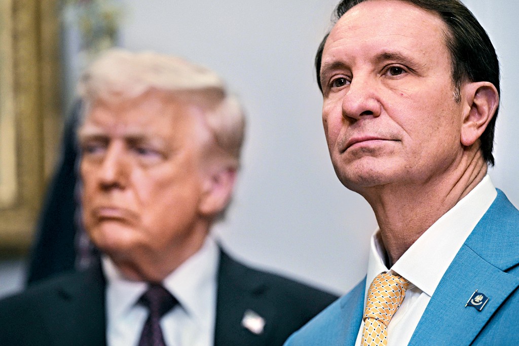 特朗普與路易斯安那州州長蘭德里攝於3月。