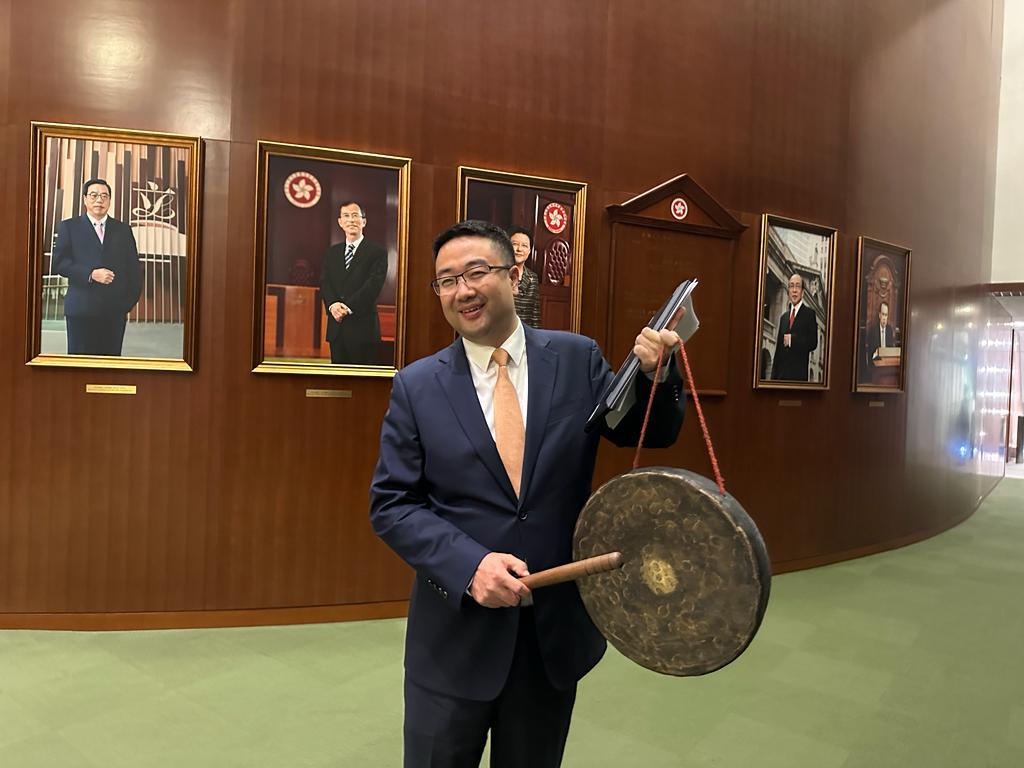 尚海龍在會議結束後向記者展示銅鑼。何嘉敏攝