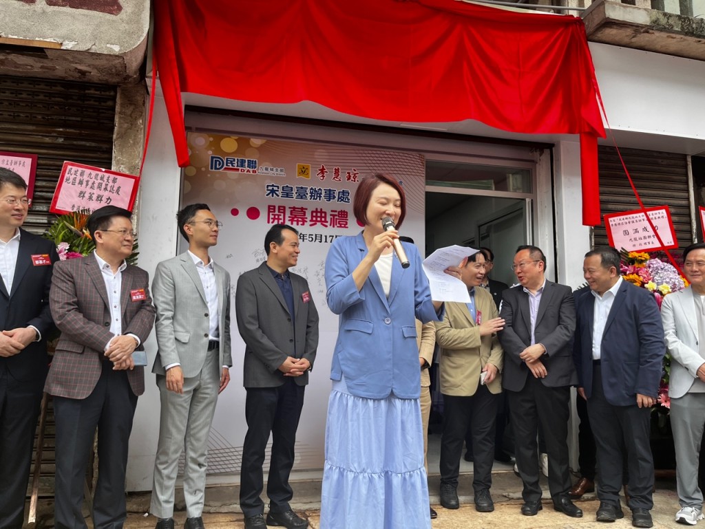 李慧琼指,今個辦事處是在九龍城第10個辦事處,連同黃大仙的8個辦事處。李健威攝 李慧琼指,今個辦事處是在九龍城第10個辦事處,連同黃大仙的8個辦事處。李健威攝