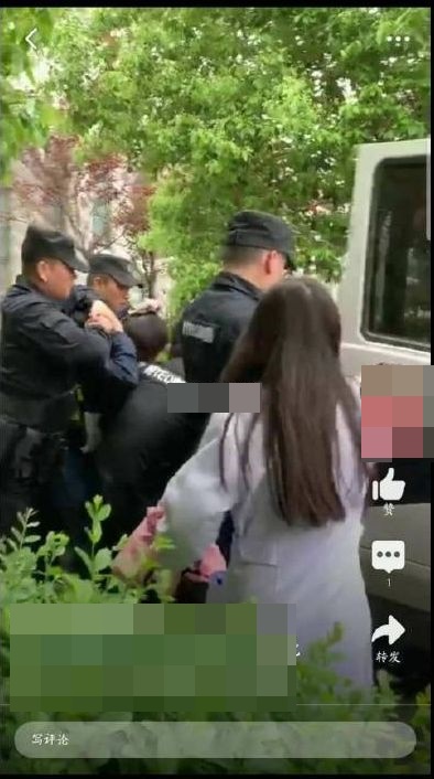 部分人疑被警员强行带走。网图