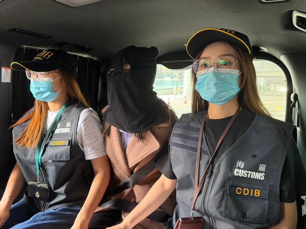 涉案女子(中)從塞拉利昂經埃塞俄比亞飛抵香港。海關圖片 涉案女子(中)從塞拉利昂經埃塞俄比亞飛抵香港。海關圖片