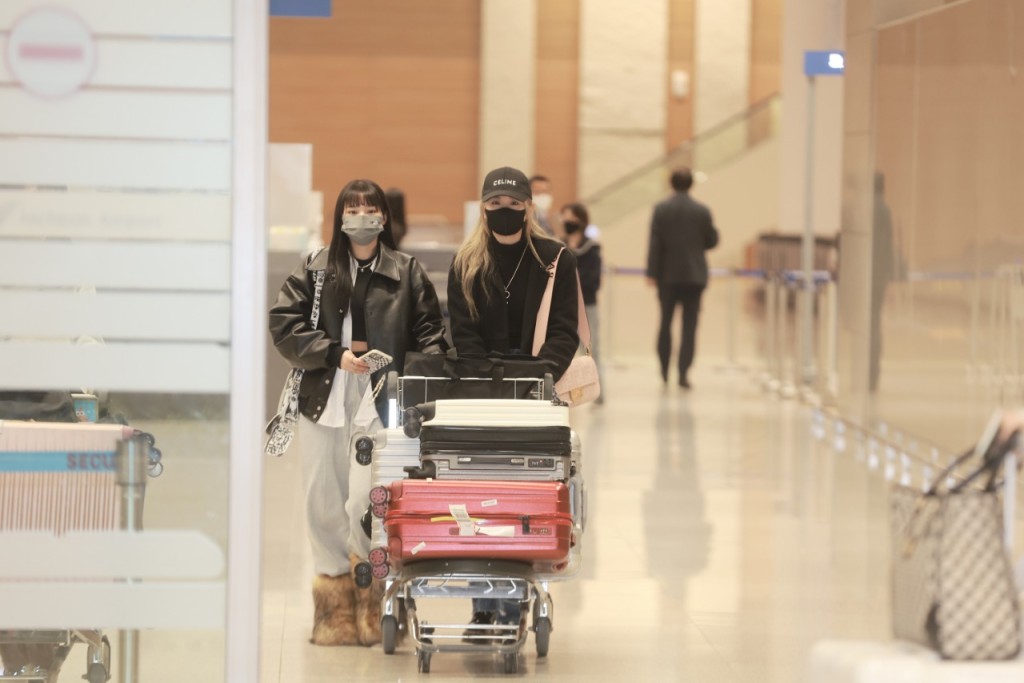 女團COLLAR成員Day（許軼）和Candy（王家晴）漏夜抵達機場。