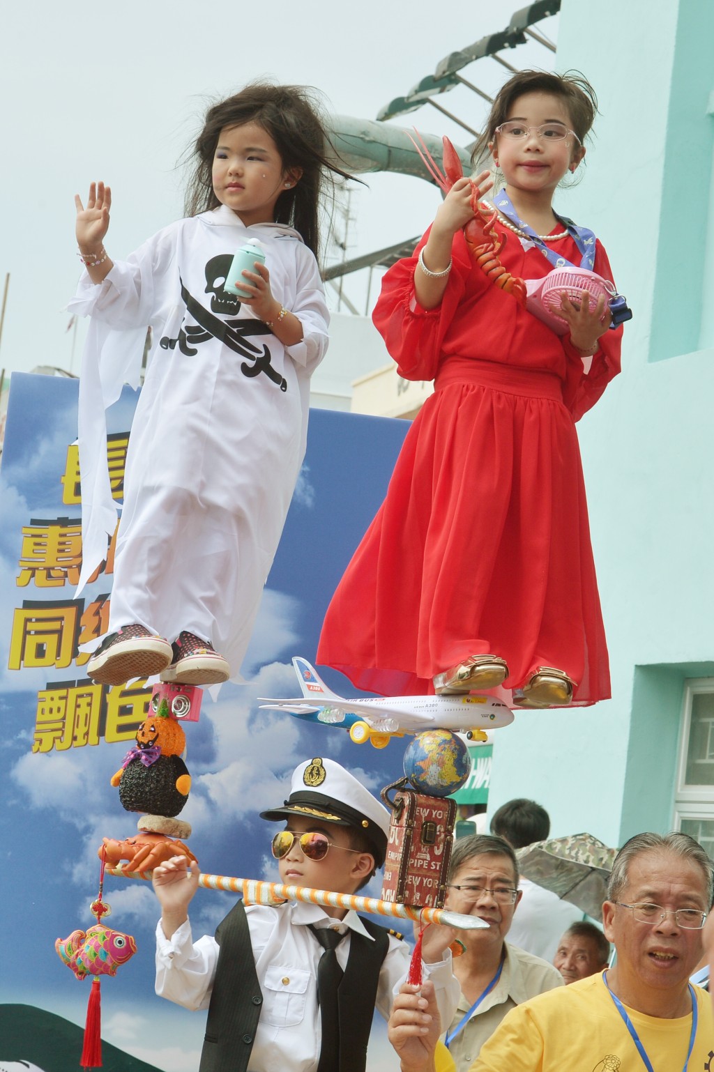 飄色打扮成新聞和政治人物等,諷刺時弊。資料圖片 飄色打扮成新聞和政治人物等,諷刺時弊。資料圖片
