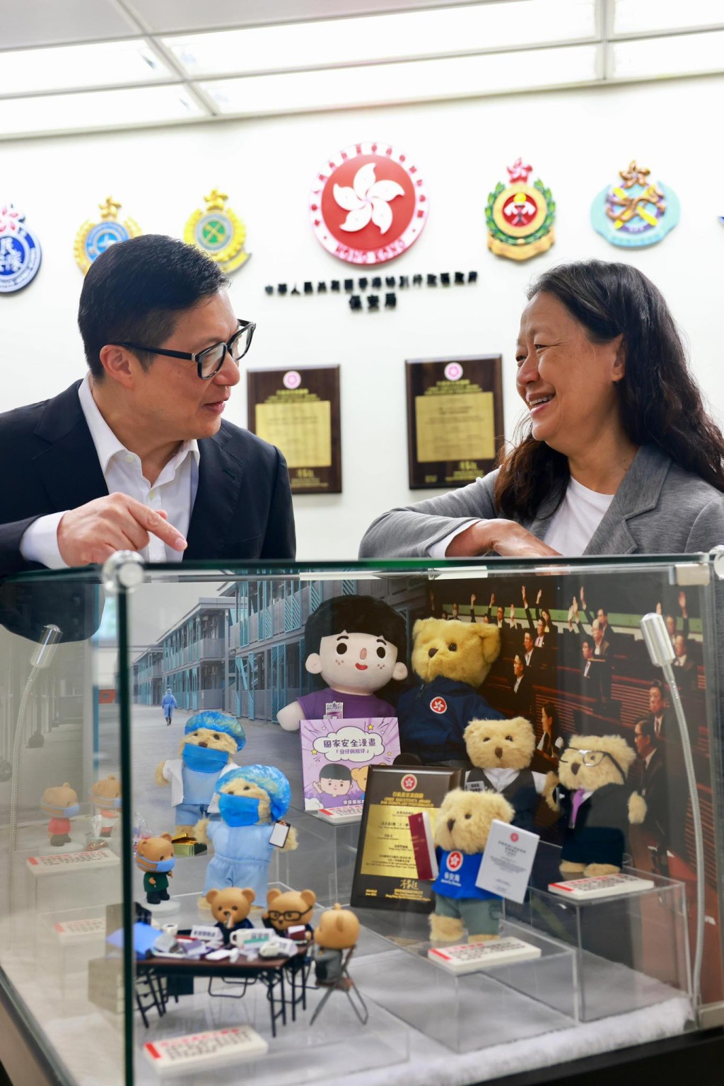 邓炳强说，第一时间带她去看看当日迎难而上、为23条立法的「复刻模型」，回顾大家一齐挑灯打拚的日子。邓炳强FB图片