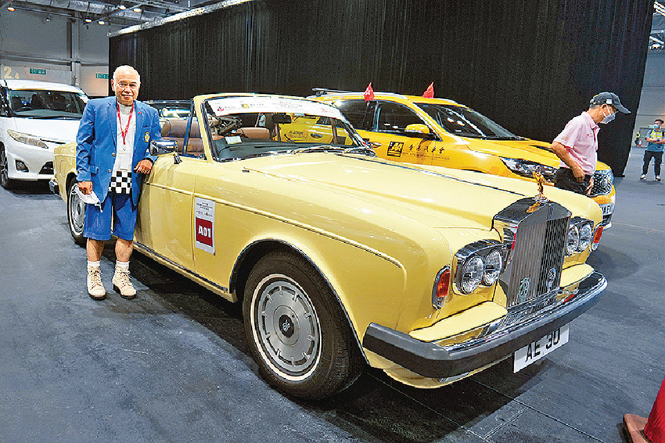■香港汽車會會監余錦基駕駛私人珍藏勞斯萊斯Cornich古董車參加活動。