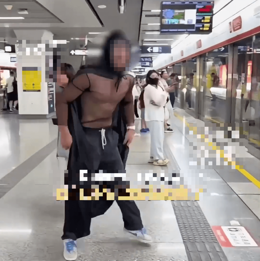 杭州地鐵驚現「黑絲男」爬進車廂,引發恐慌。 杭州地鐵驚現「黑絲男」爬進車廂,引發恐慌。
