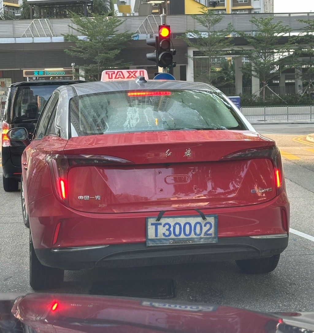 網民直擊紅旗電動的士在香港街頭試車。網上圖片 網民直擊紅旗電動的士在香港街頭試車。網上圖片