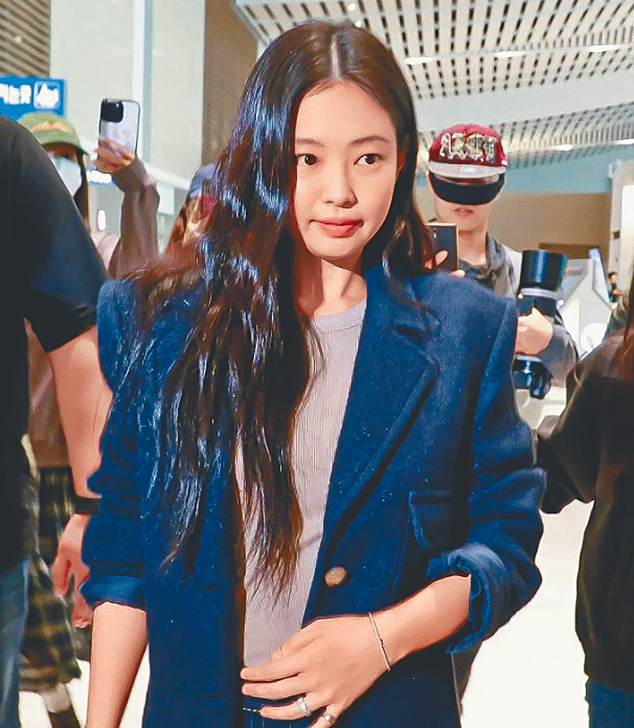 Jennie和V乘搭同一班機到巴黎，舊侶在機上重逢不知會否感尷尬？