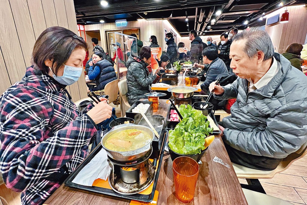 天氣寒冷，食肆打邊爐人流不絕。