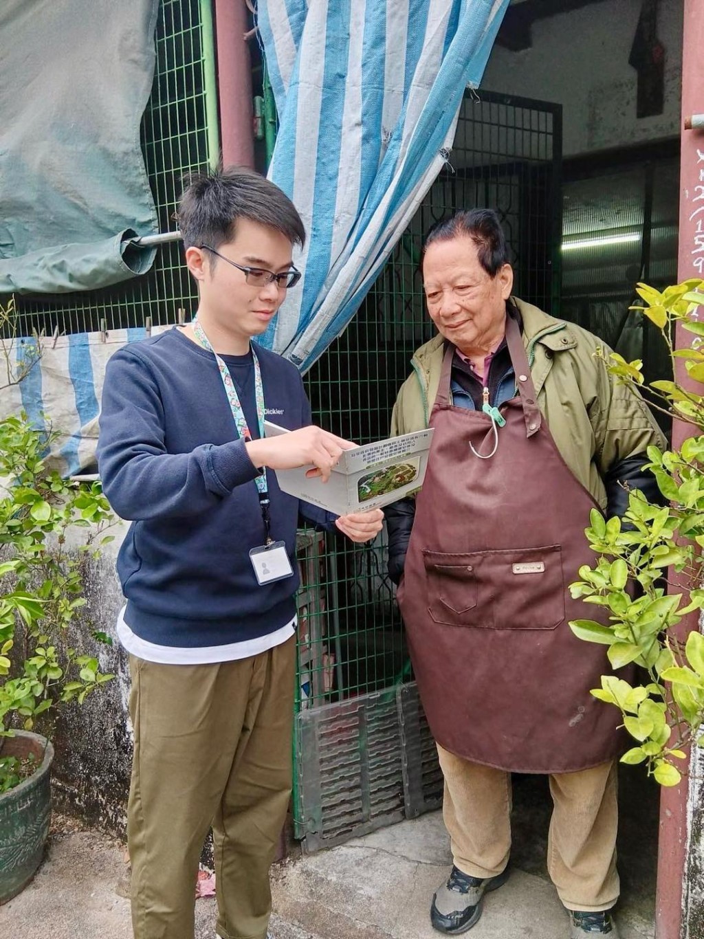 地政總署聯絡個別住戶，通知最新遷出限期，並派發傳單供居民參閱。發展局fb圖片