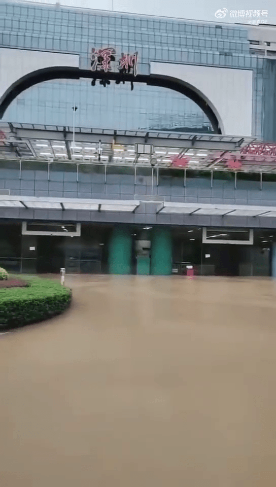网片显示，深圳火车站对出位置，水浸严重，广场变成湖。