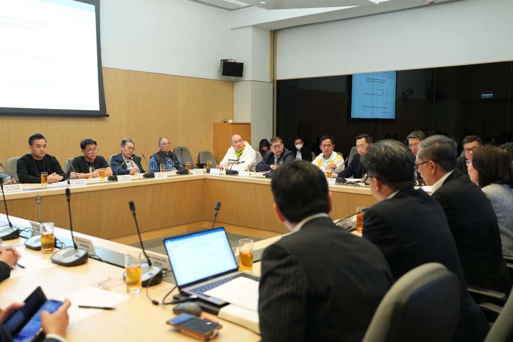 会议由发展局局长宁汉豪主持,与会者包括建造业议会、承建商商会、分包商商会、行业承造商会及工会代表。发展局fb 会议由发展局局长宁汉豪主持,与会者包括建造业议会、承建商商会、分包商商会、行业承造商会及工会代表。发展局fb