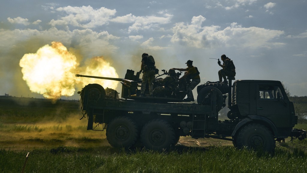  有指，乌克兰部队已进入俄罗斯领土。图为：2023年5月15日，与俄军激战的乌克兰士兵在巴赫穆特市附近开火。 美联社