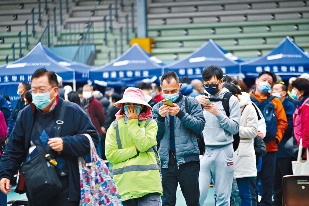 楓樹街球場檢測場地，人龍不絕。