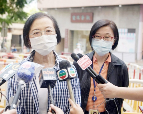 陈肇始及陈汉仪巡视葵青石篱社区会堂的临时检测中心。