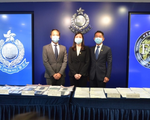 警方財富情報及調查科講述破案經過,由右至左:警司鄒祥有、鄭麗琪及高級督察黃首洛。