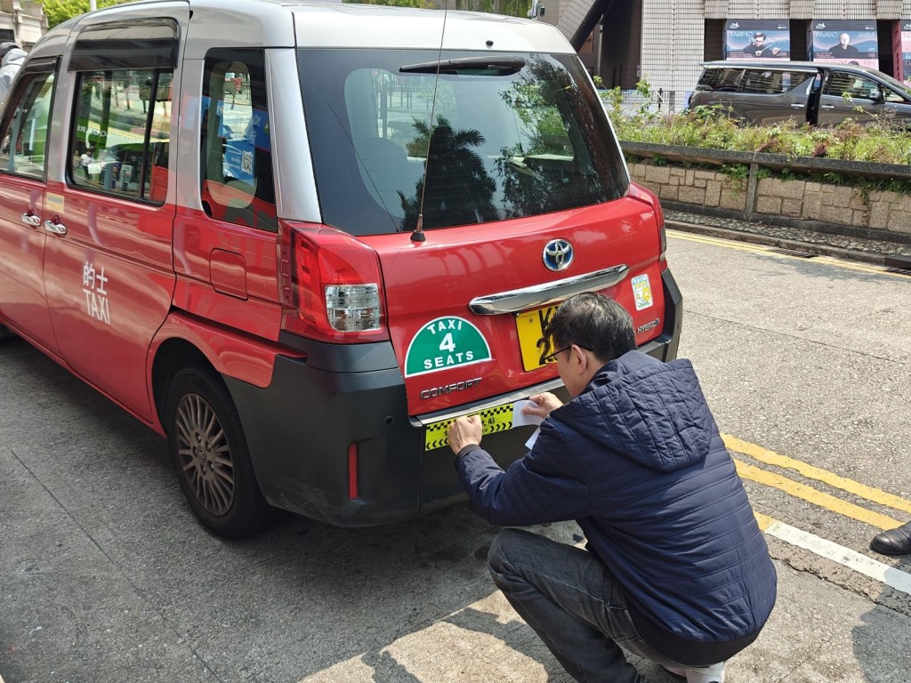 西九交通部設計多款行車證靜電貼及道路安全貼紙,並與貨運與客運業界合作,張貼於車身及乘客可見的位置。 西九交通部設計多款行車證靜電貼及道路安全貼紙,並與貨運與客運業界合作,張貼於車身及乘客可見的位置。