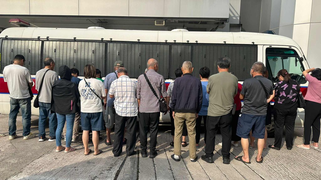 警天水圍打擊非法賭博 拘捕24人 最老82歲。警方圖片