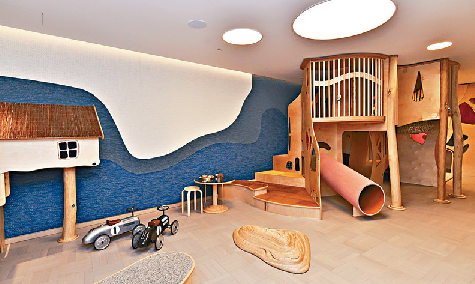 ■兒童遊戲室由知名遊戲設計單位Rakoon Design設計，設有雙層攀爬遊樂設施及玩具車等。