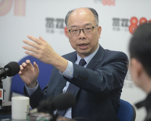 陳帆出席一個電台節目指出運輸署已經更改路牌指示。