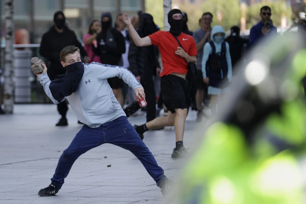 英國多地極右分子騷亂，中國駐英國使領館提醒中國公民及遊客切實注意安全。美聯社