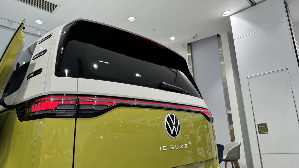 电动车福士Volkswagen ID.BUZZ九龙湾预展，车尾也导入VW圆大厂徽，IQ.Light尾灯为横置款式。