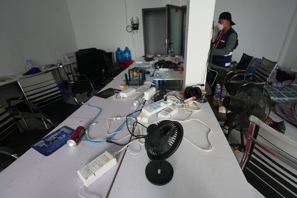 太子集團柬埔寨電詐園建築物內不同用作電騙的工具。美聯社