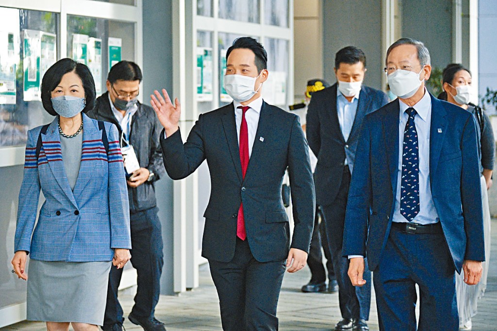 新民黨中委何敬康(中)昨日在葉劉淑儀及黎棟國陪同下報名參選。