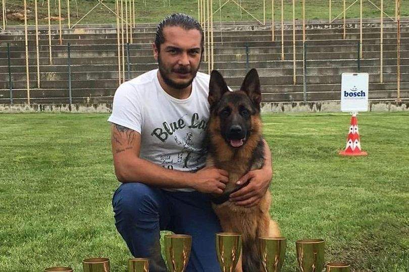 艾尔詹是土耳其的知名狗只训练师。