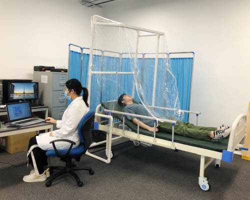 香港城市大學研發的快速保護系統以可透氣防護物料製作。政府新聞處