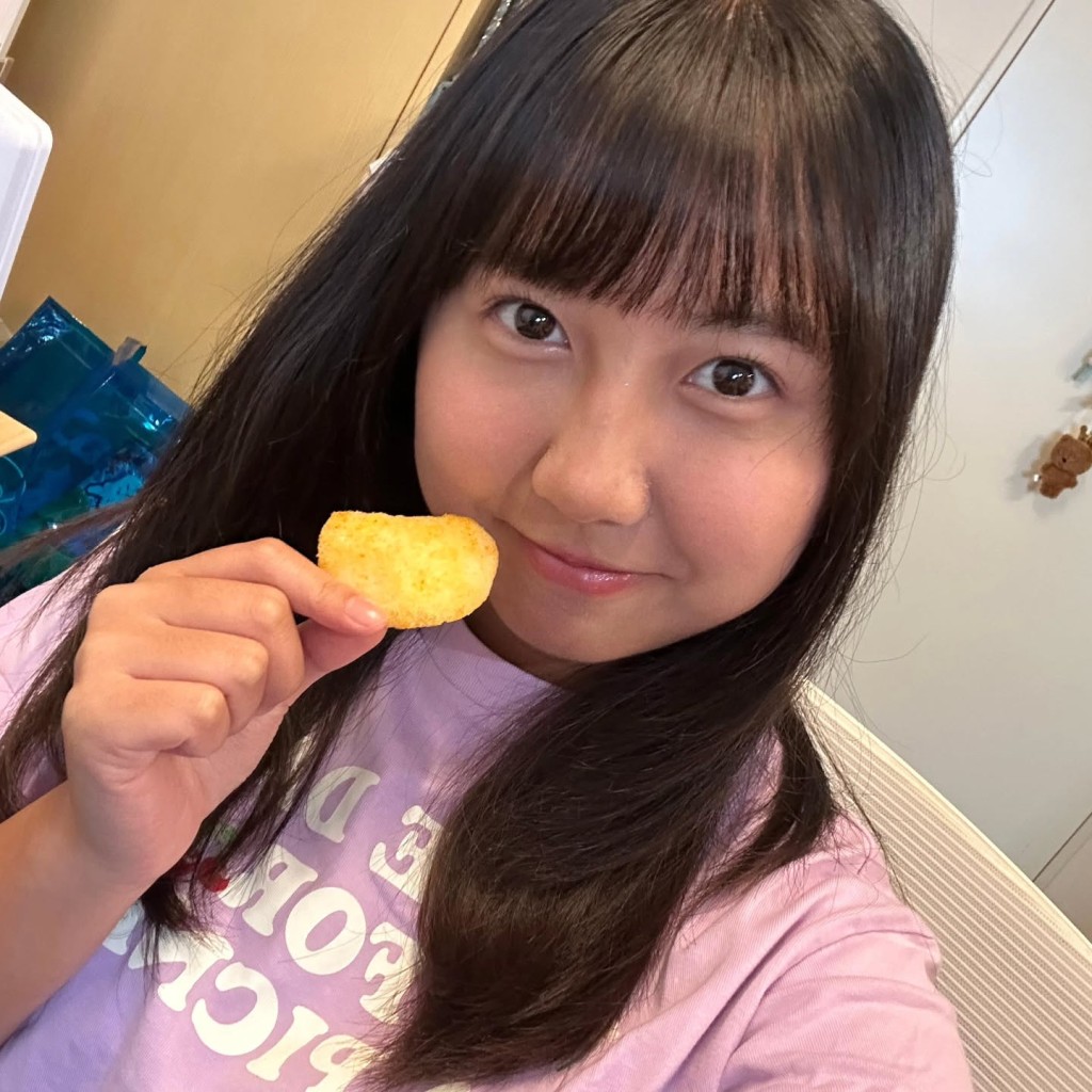 楊鎧凝愈來愈貪吃,難免心廣體胖。 楊鎧凝愈來愈貪吃,難免心廣體胖。