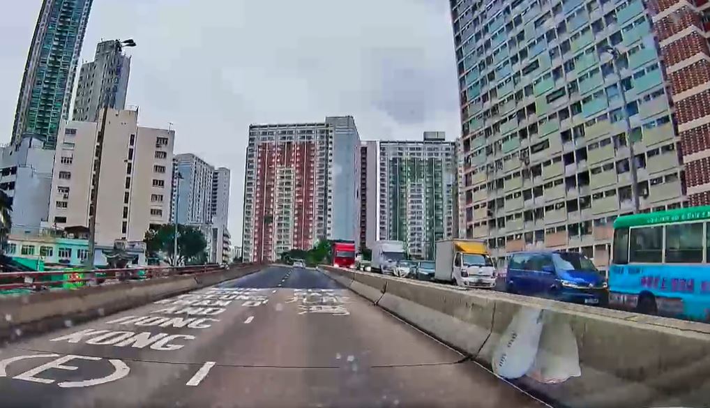 意外导致部分行车线封闭，出现车龙。网片截图