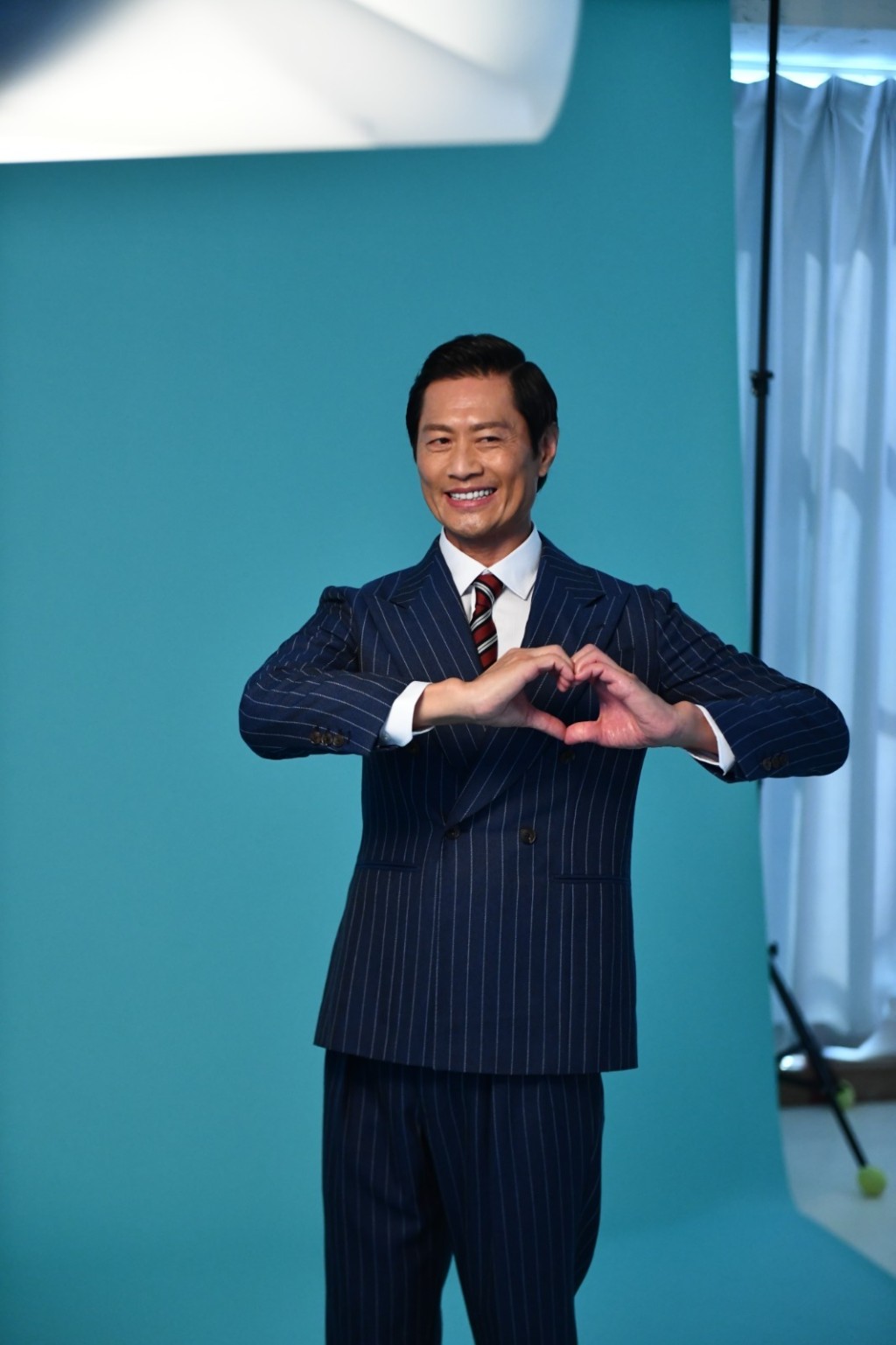 穿上西裝有型有款。