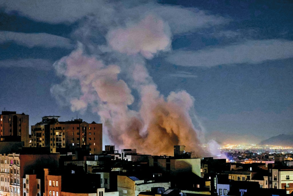 德黑兰建筑物遇袭后冒出浓烟。