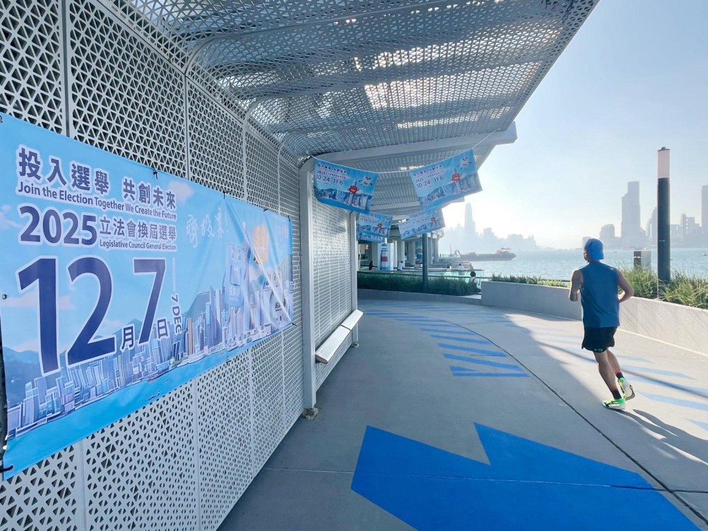 東岸板道已在顯眼位置懸掛大型宣傳橫額。甯漢豪FB 東岸板道已在顯眼位置懸掛大型宣傳橫額。甯漢豪FB