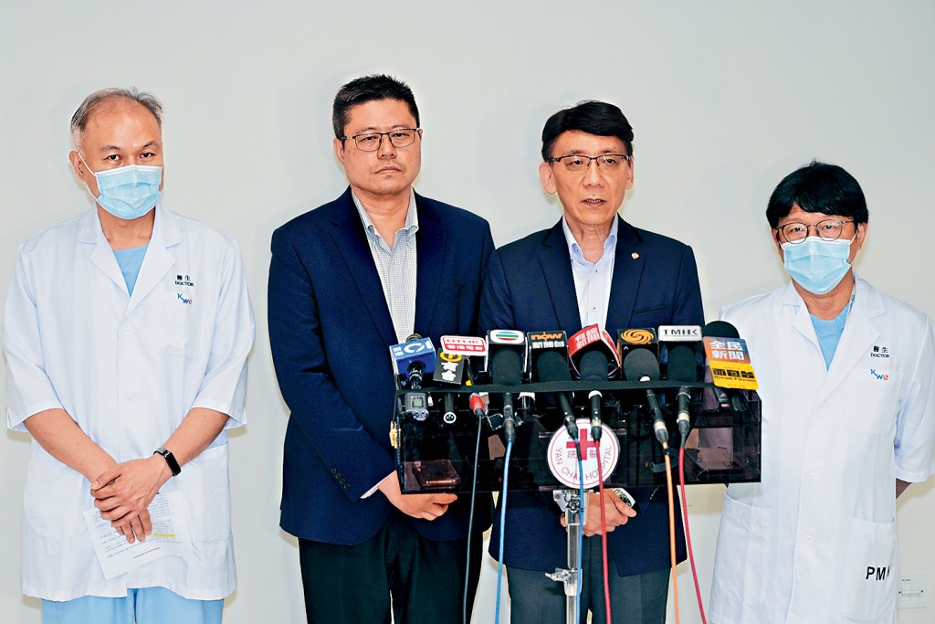 仁濟行政總監張子峯（左二）指，病人身體正常，未有心臟病史或長期病患，「情況非常罕見」。