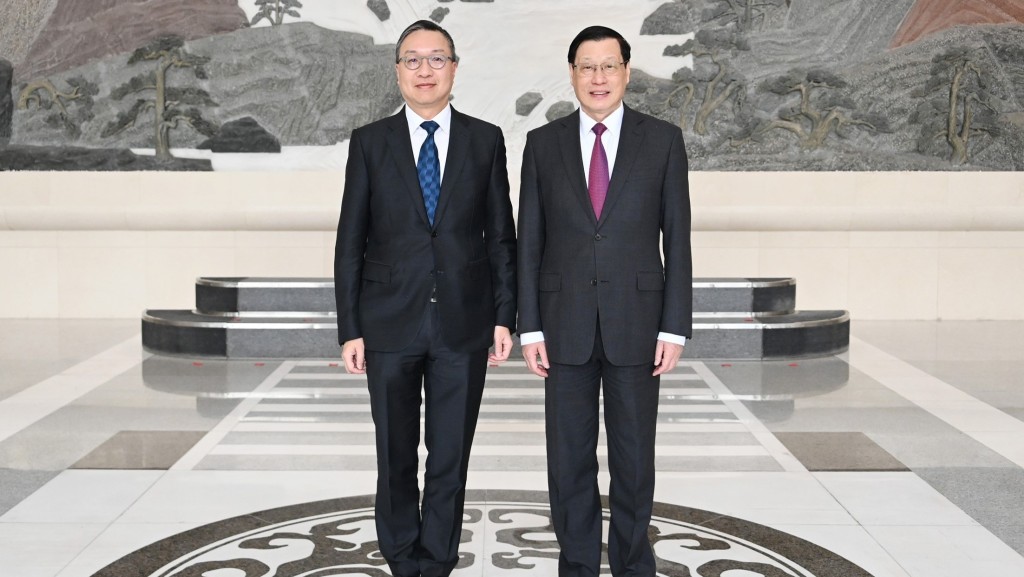 林定國（左）與最高人民檢察院檢察長應勇（右）於會面前合照。政府新聞處