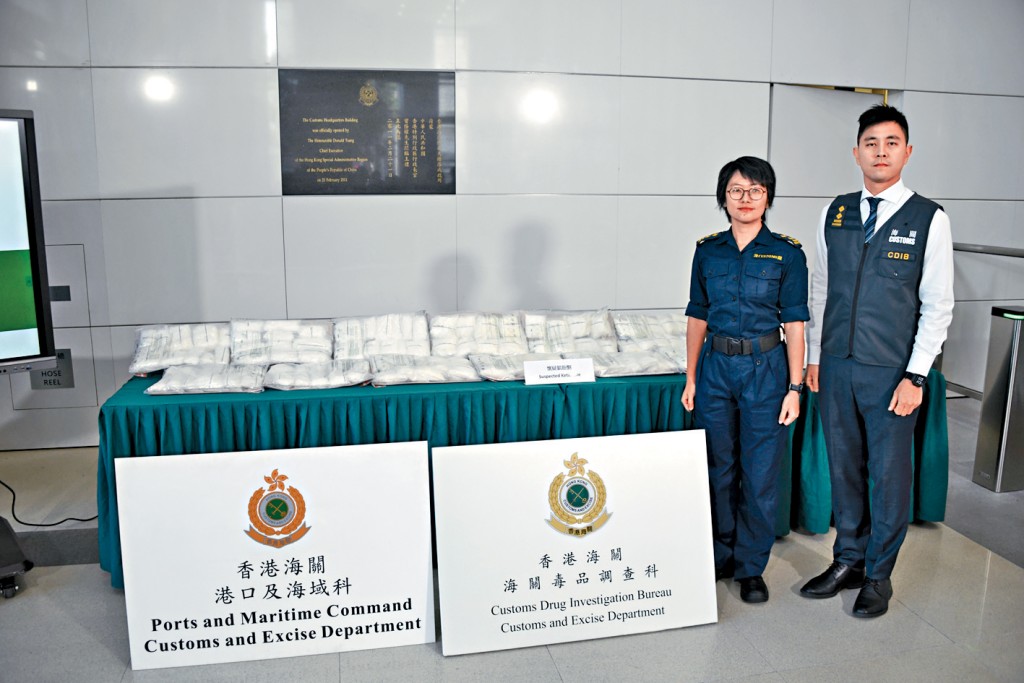 海關港口及海域科貨櫃貨物檢查組署理高級督察劉芷欣（左）及海關毒品調查科高級調查主任梁開業交代案件。