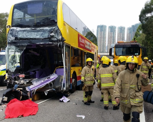 城巴西九龍快速公路撞貨車。